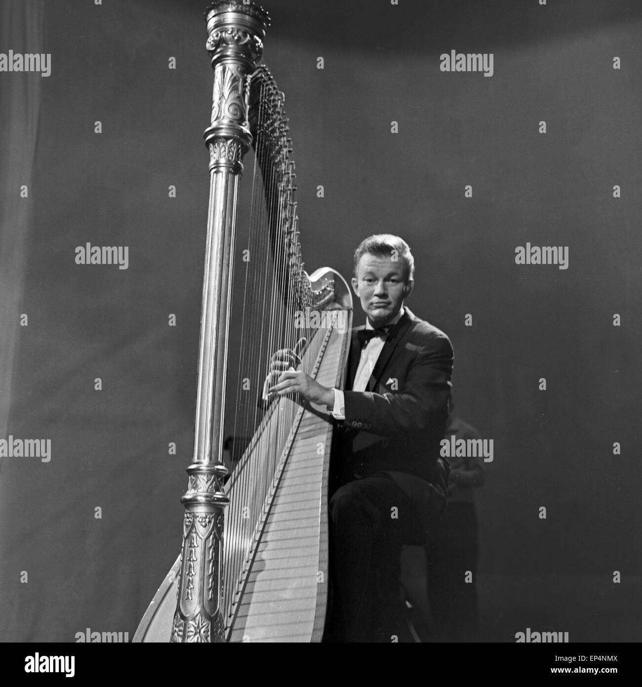 Deutscher Harfenist Jonny Teupen zu Gast in der NDR-Musiksendung "Musik für Millionen", Deutschland 1960er Jahre. Deutsche Harfe Stockfoto