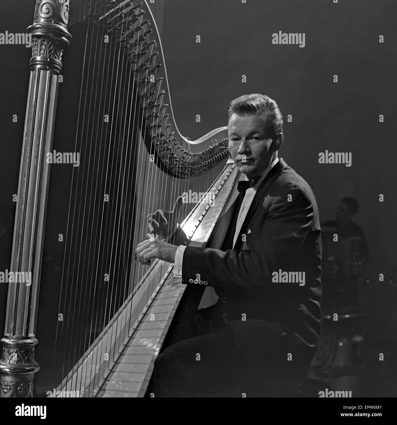 Deutscher Harfenist Jonny Teupen zu Gast in der NDR-Musiksendung "Musik für Millionen", Deutschland 1960er Jahre. Deutsche Harfe Stockfoto