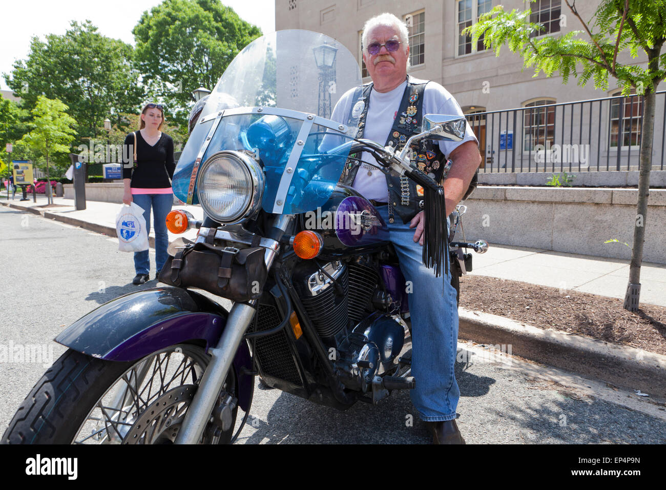 Älterer Mann sitzt auf dem Motorrad Honda Shadow - USA Stockfoto