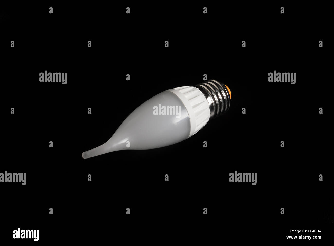 die weißen Lampen liegen auf einem schwarzen Hintergrund Stockfoto