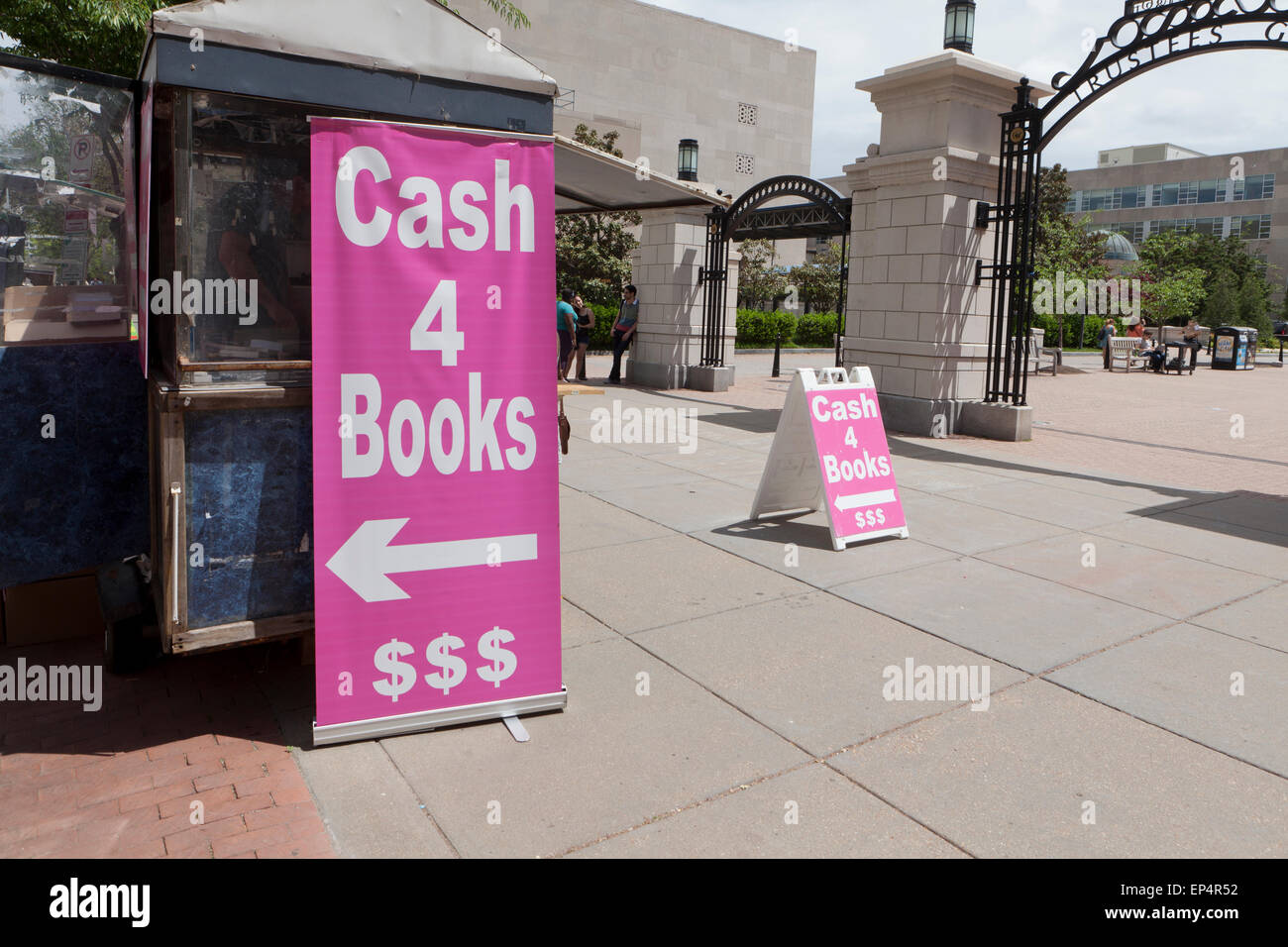 Geld für Bücher signieren auf Uni-Campus, George Washington University - Washington, DC USA Stockfoto