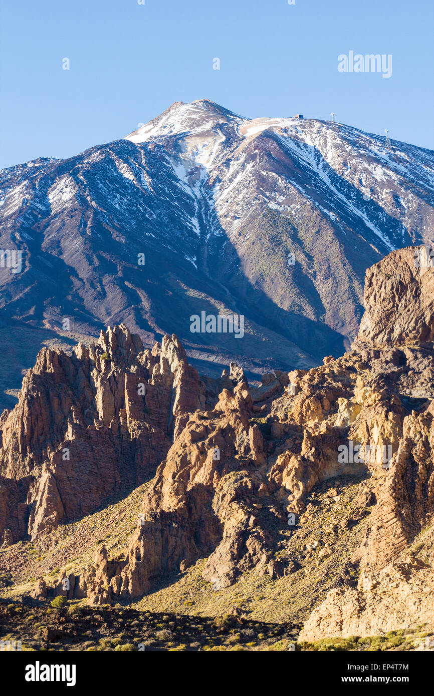 Blick auf Los Roques mit Schnee bedeckt den Teide im Hintergrund. Nationalpark Teide, Teneriffa, Kanarische Inseln, Spanien Stockfoto