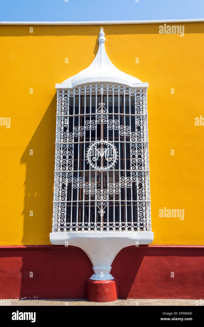 Gelbe und rote Kolonialarchitektur in der Altstadt von Trujillo, Peru Stockfoto