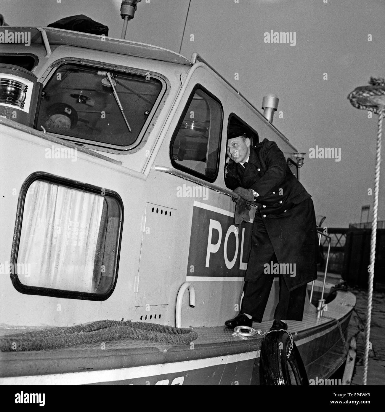 Reportage Über Den Alltag der Wasserschutzpolizei in Hamburg, Deutschland, 1960er Jahre. Berichterstattung über die Arbeit der Wasser-pol Stockfoto