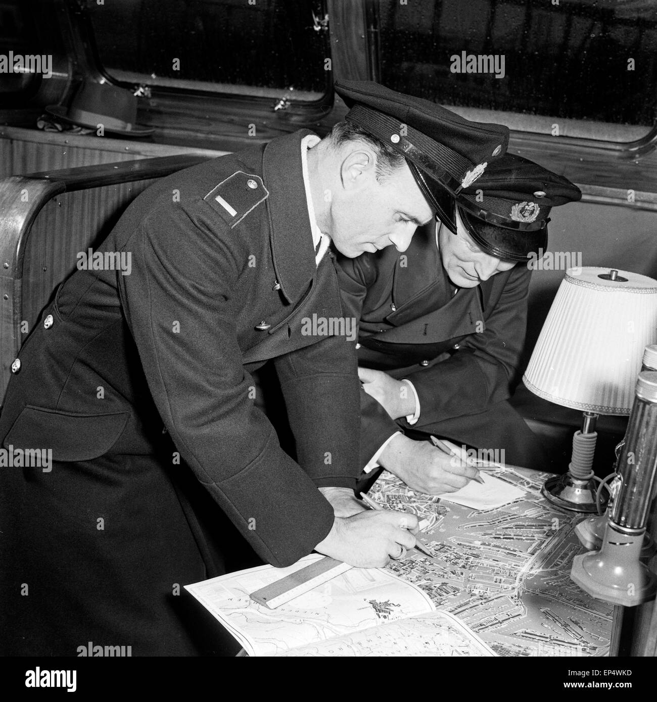 Reportage Über Den Alltag der Wasserschutzpolizei in Hamburg, Deutschland, 1960er Jahre. Berichterstattung über die Arbeit der Wasser-pol Stockfoto