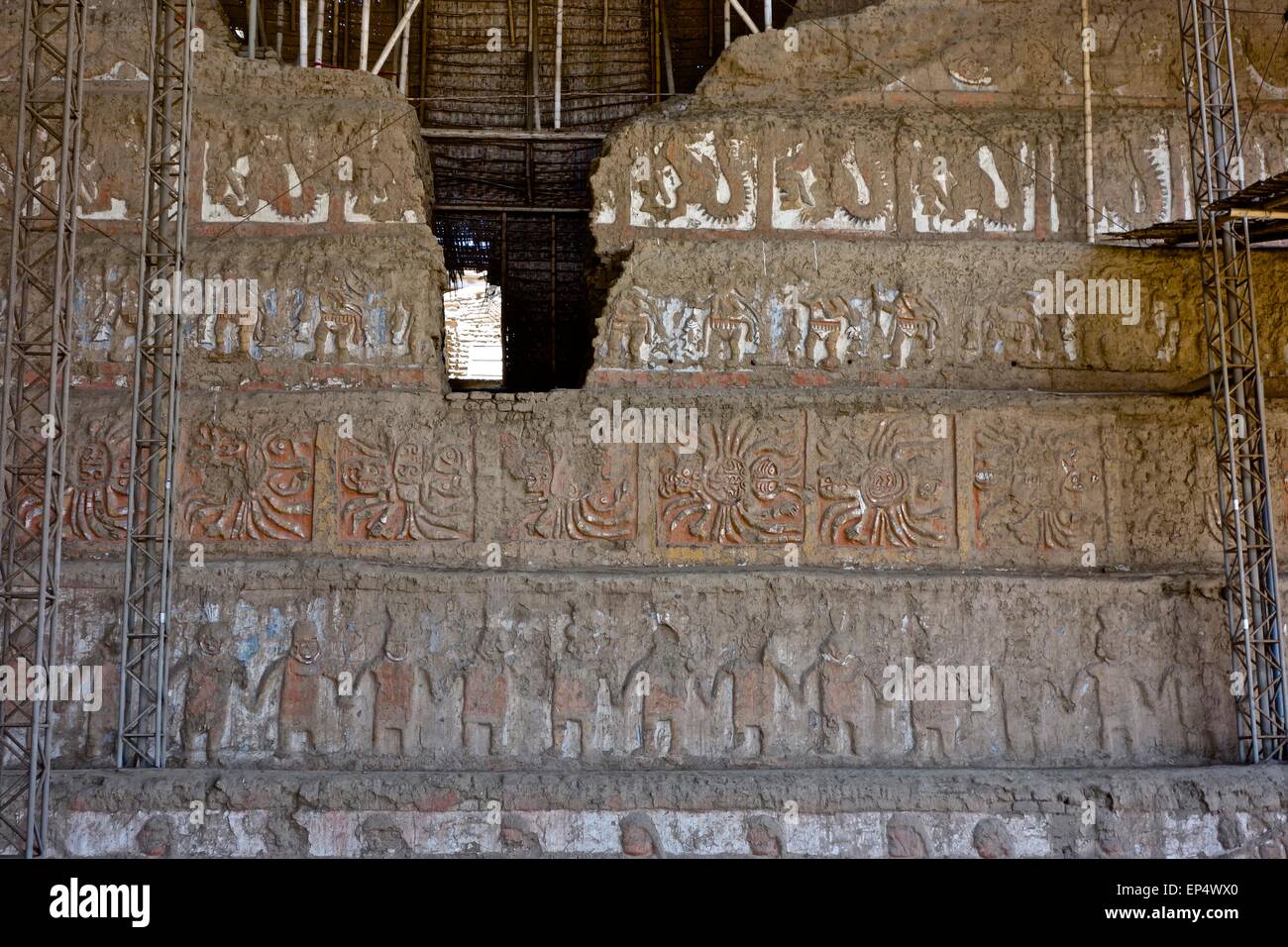 Moche-Wand-Wandbilder ausgegraben an der Ausgrabungsstätte Huaca De La Luna, Trujillo, Peru. Stockfoto