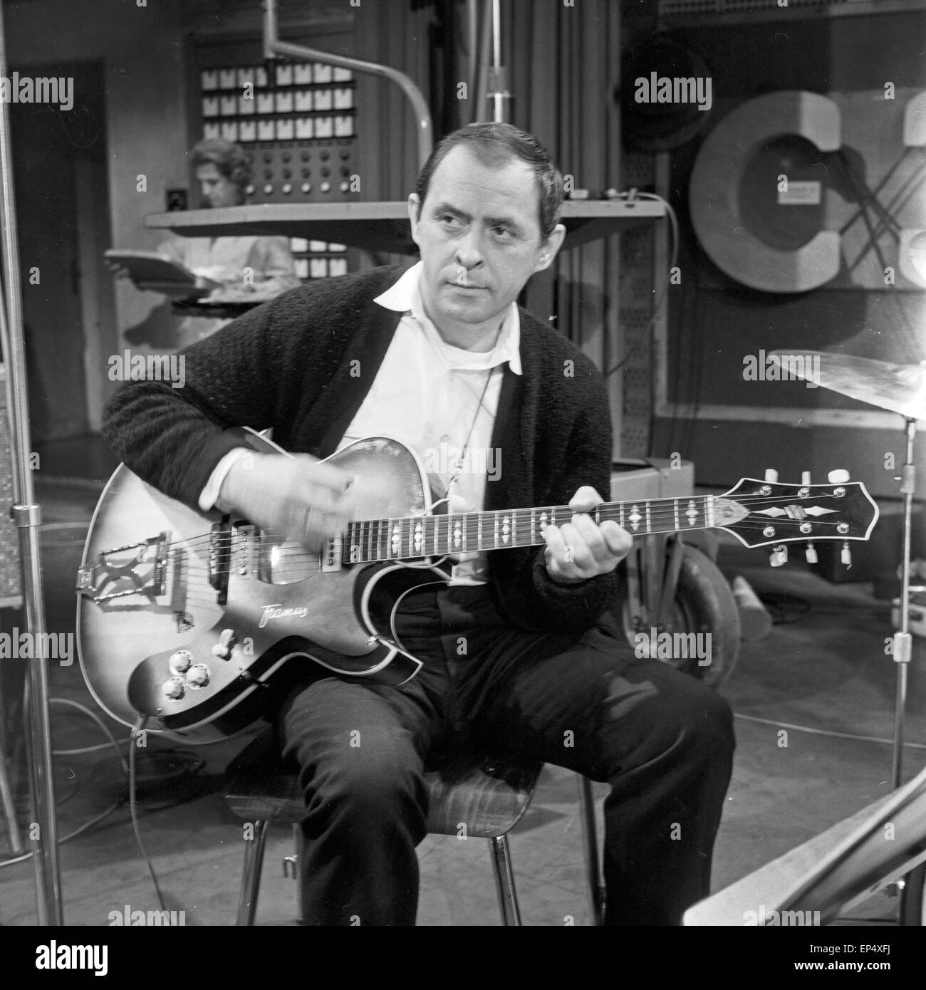 Jazzgitarrist Beim Jazz Workshop des NDR in Hamburg, Deutschland, 1960er Jahre. Jazz Gitarrist in der Jazz Workshop Deutsch Stockfoto