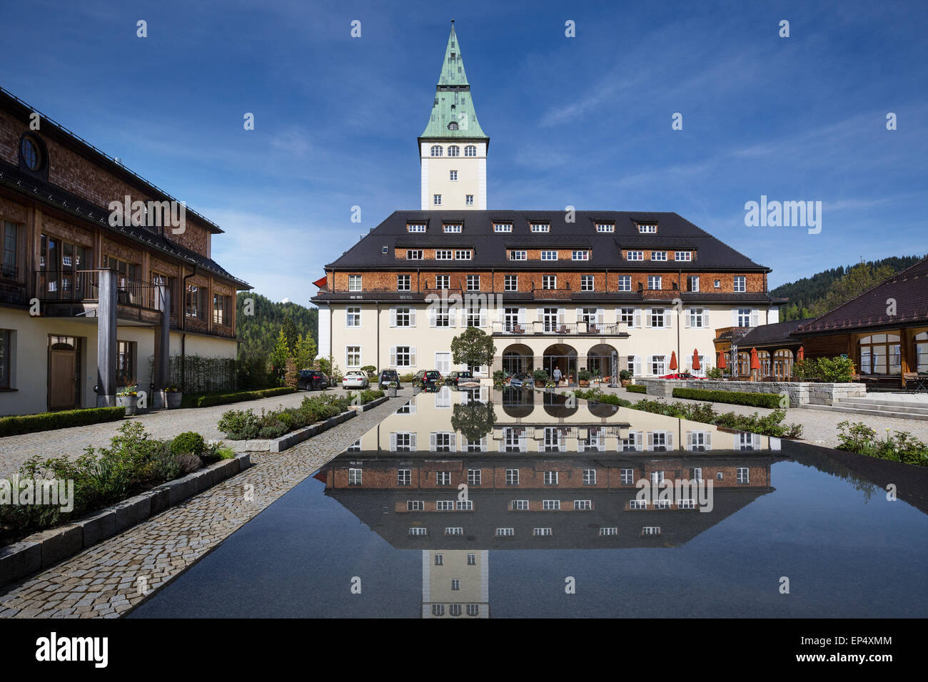 Schloss Elmau Schlosshotel mit Turm spiegelt sich in den Brunnen, Veranstaltungsort des G7-Gipfels in 2015, Klais, Werdenfelser Land Stockfoto