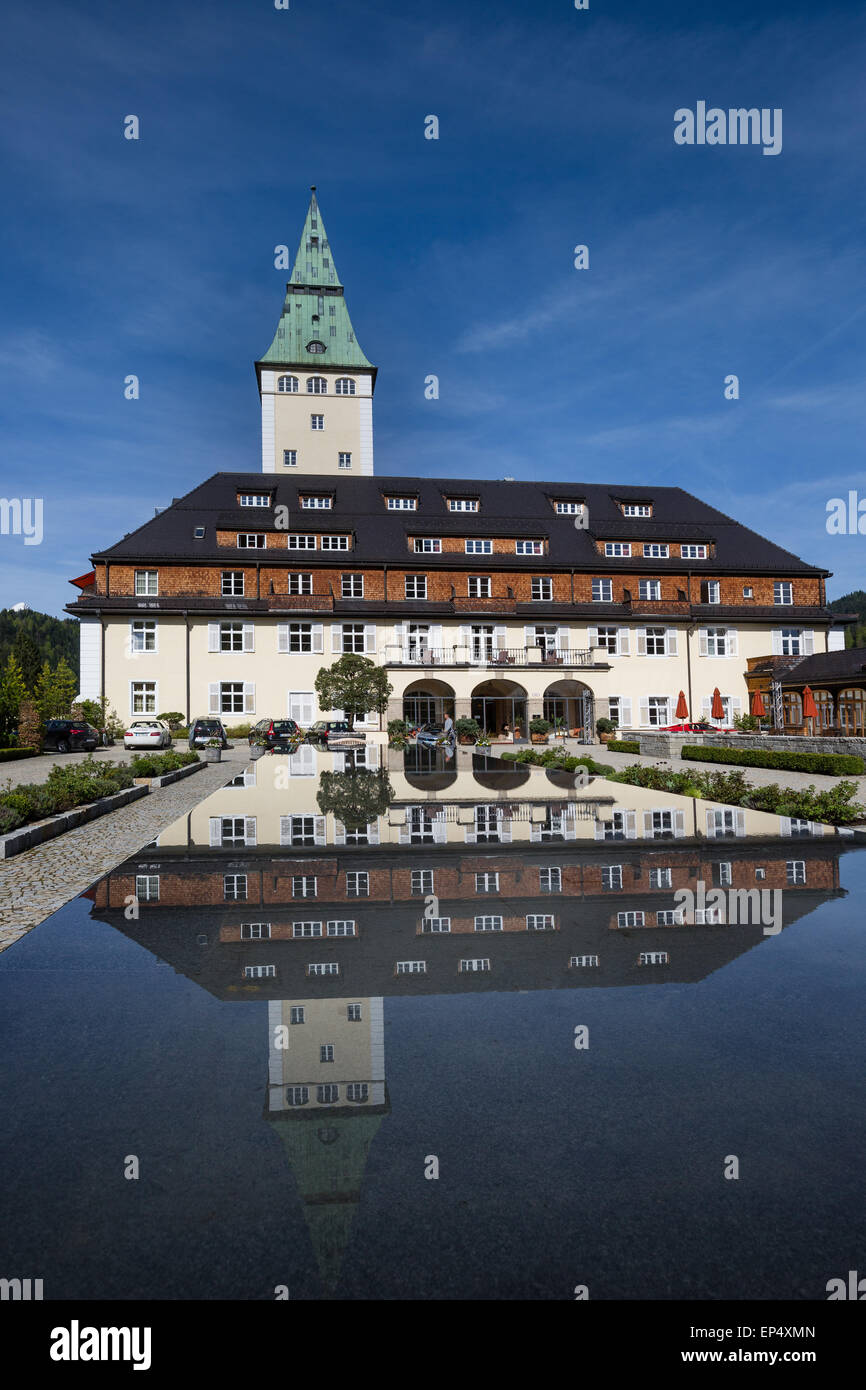 Schloss Elmau Schlosshotel mit Turm spiegelt sich in den Brunnen, Veranstaltungsort des G7-Gipfels in 2015, Klais, Werdenfelser Land Stockfoto