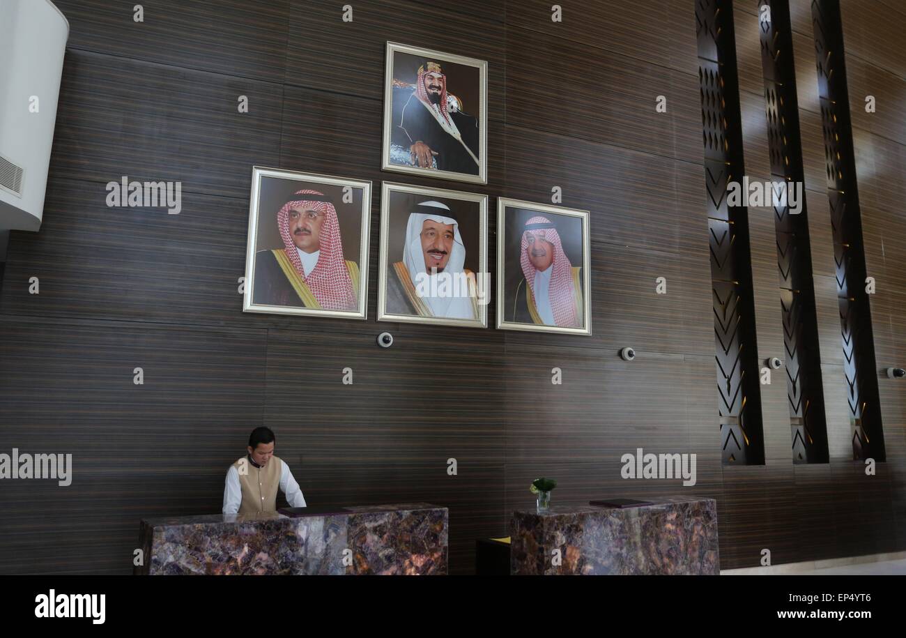 Riyadh, Saudi Arabien. 19. April 2015. Porträts von Mitgliedern der saudischen Königsfamilie sind in der Lobby des Kempinski Hotels in Riyadh, Saudi Arabien, 19. April 2015 gesehen. Bayerns Ministerpräsident Horst Seehofer und eine Wirtschaft und Wissenschaft-Delegation besucht Saudi-Arabien und Katar während einer dreitägigen Reise. Foto: Karl-Josef Hildenbrand/Dpa/Alamy Live News Stockfoto