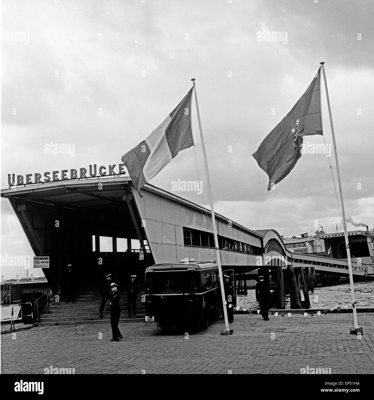 Sterben Sie Überseebrücke Im Hafen in Hamburg, Deutschland 1960er Jahre. Übersee-Brücke im Hamburger Hafen, Deutschland der 1960er Jahre. Stockfoto