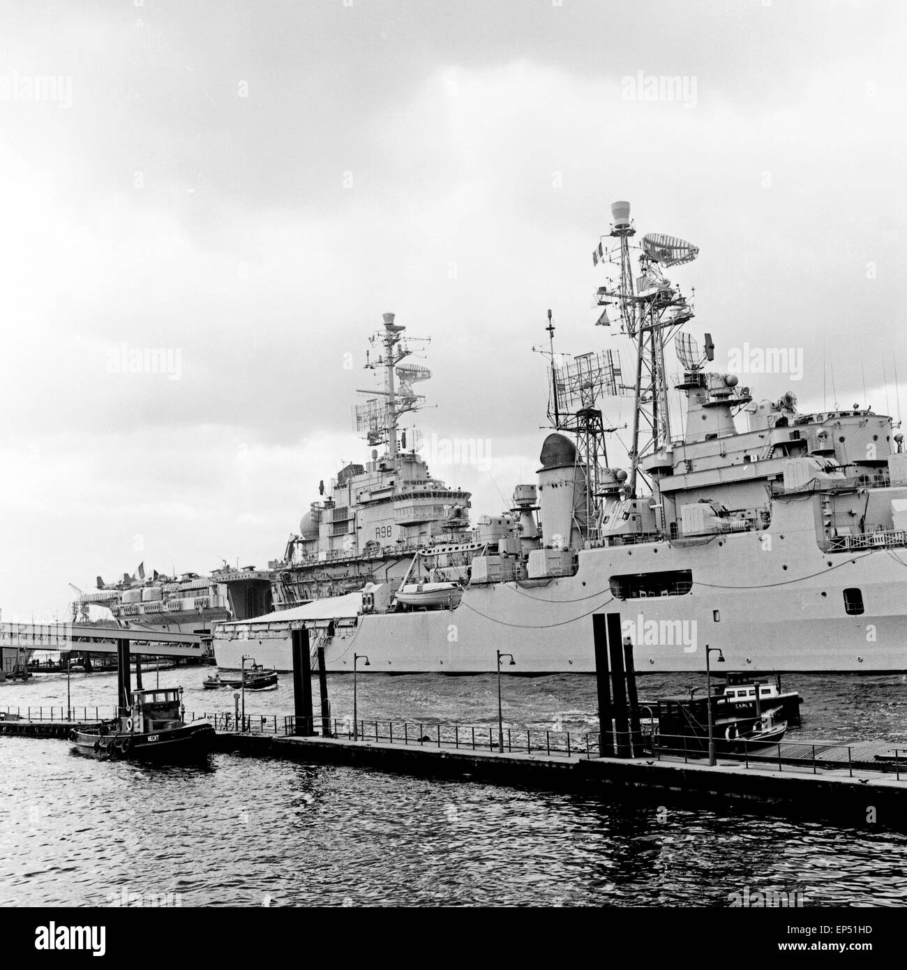 Kriegsschiffe Im Hafen Hamburg, Deutschland, 1960er Jahre. Krieg Schiffe im Hamburger Hafen, Deutschland der 1960er Jahre. Stockfoto