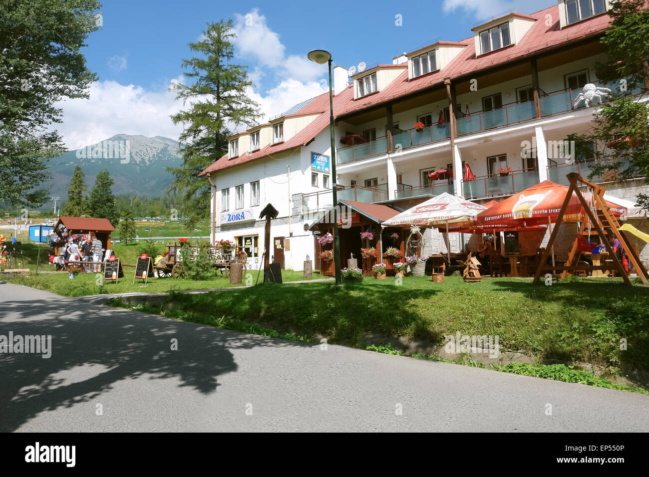 Hotel und Berg in Tatranska Lomnica, Slowakei. Stockfoto