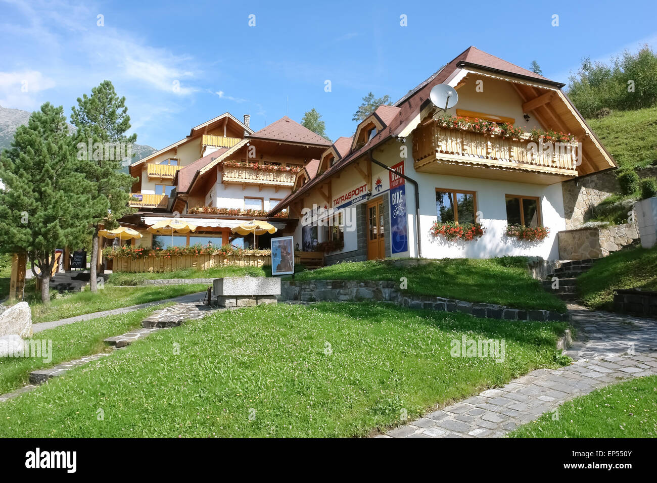 Berglandschaft mit Geschäften von Stary Smokovec in der hohen Tatra, Slowakei. Stockfoto