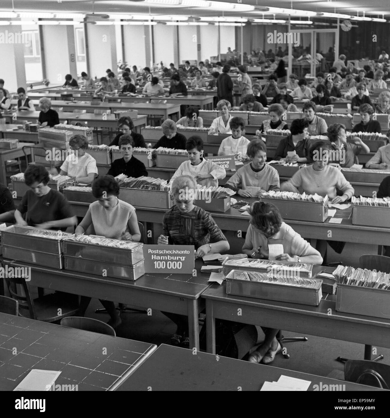 Mtarbeiterinnen Deutschern Bundespost sortieren Zuschriften für die Deutsche Fernsehlotterie in Hamburg, Deutschland 1960er J Stockfoto