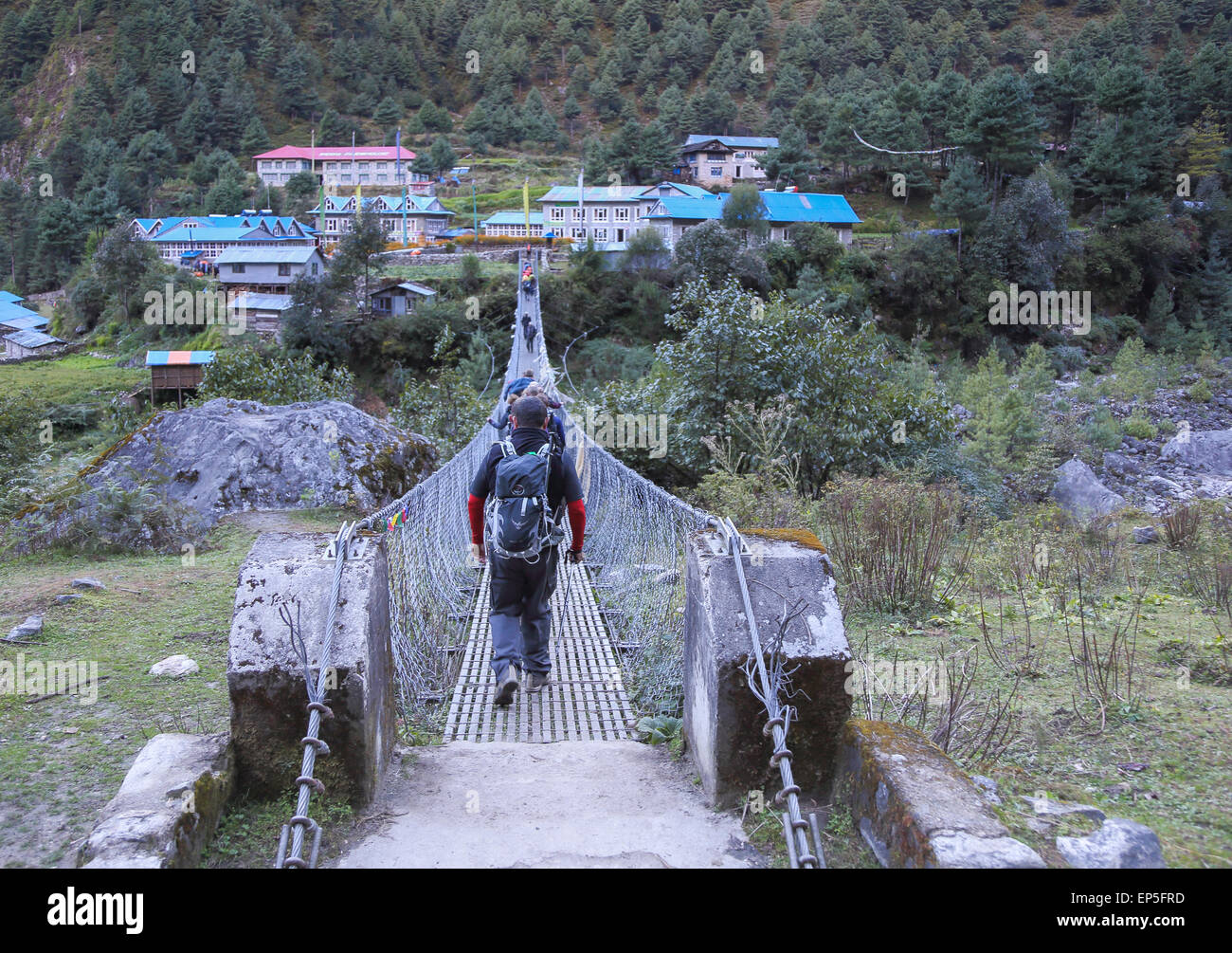 Der Everest Base Camp Trek überquert Flusses Dudh Kosi neue Hängebrücken Draht auf dem Weg nach Namche Bazar, Stockfoto