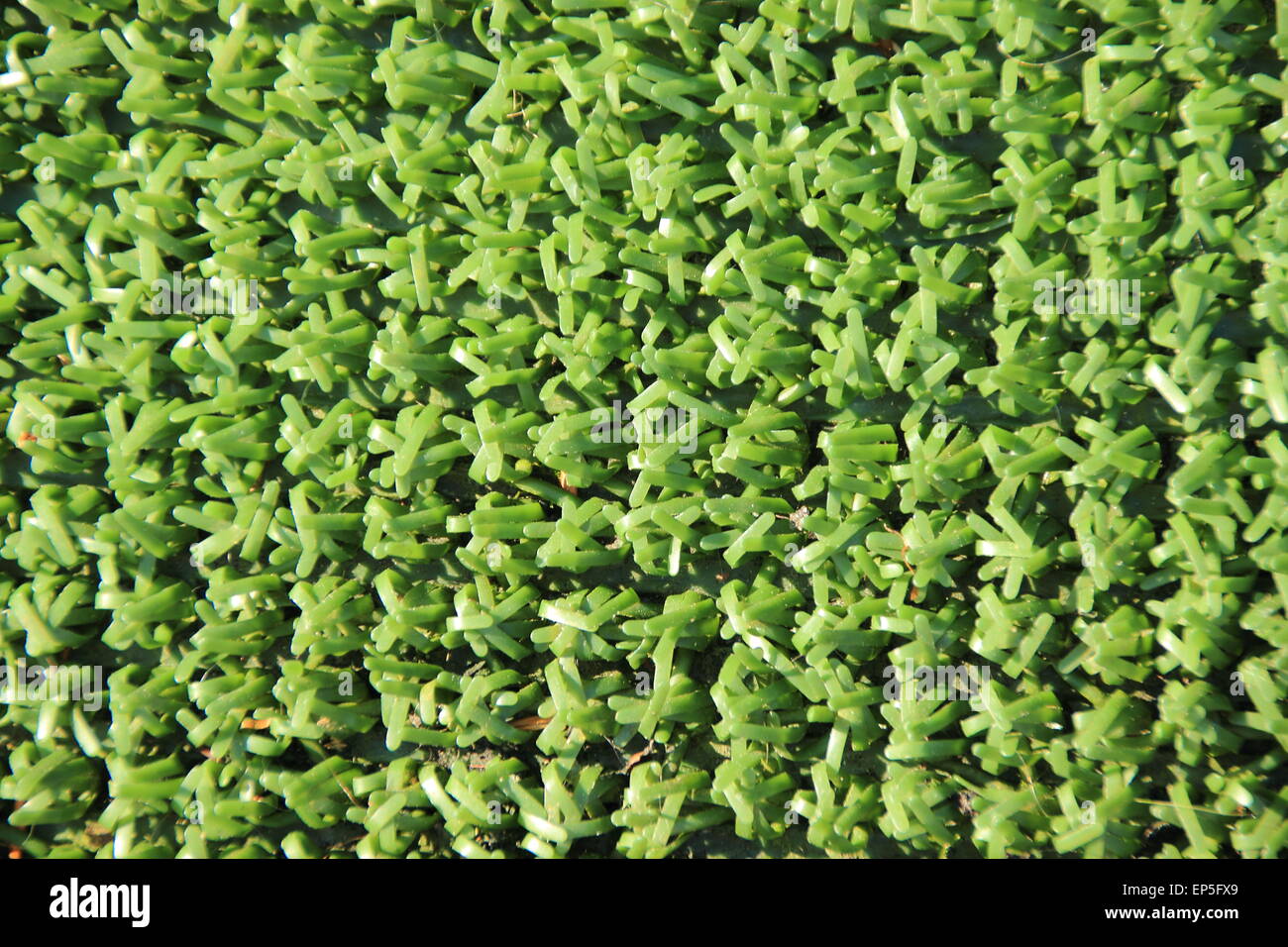 Gefälschte grün Kunststoff Kunstrasen Hintergrund Stockfoto