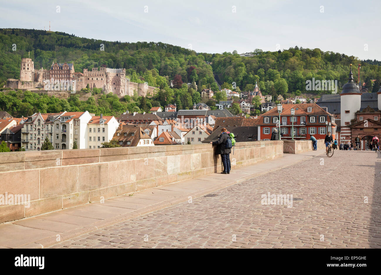 auf die Alte Brücke mit dem Schloss hinter, Heidelberg, Baden-Württemberg, Deutschland Stockfoto