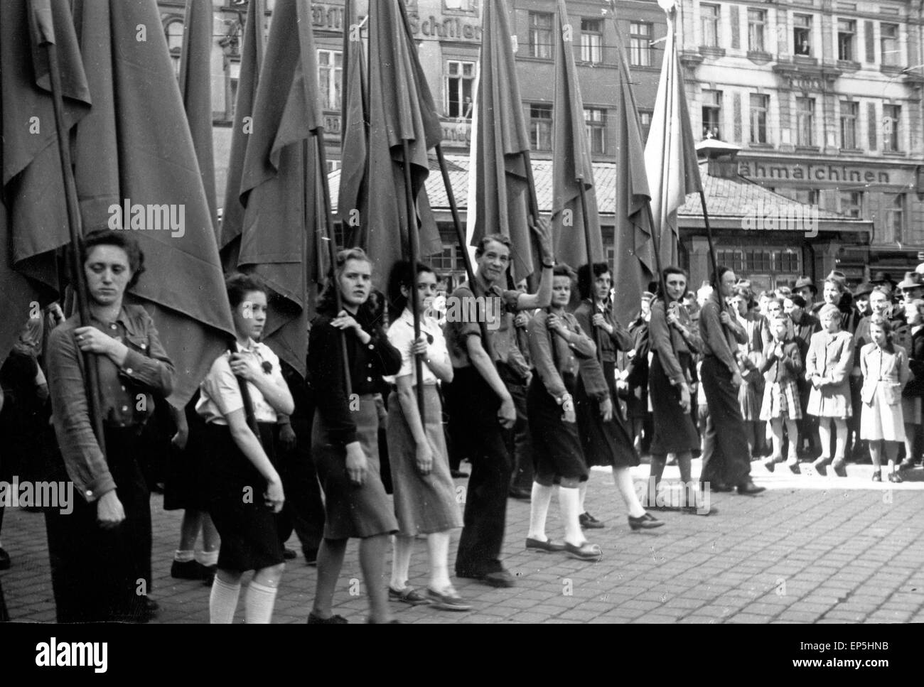 Maikundgebung Mit Parade der FDJ in Ost Berlin, DDR, 1950er Jahre. 1. Mai Rallye mit Parade der Jugendorganisation FDJ im Osten Stockfoto