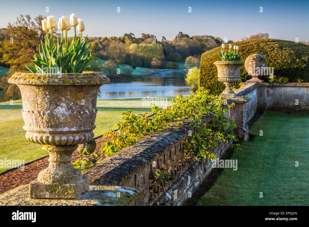 Blick von der Terrasse des Bowood House in Wiltshire. Stockfoto