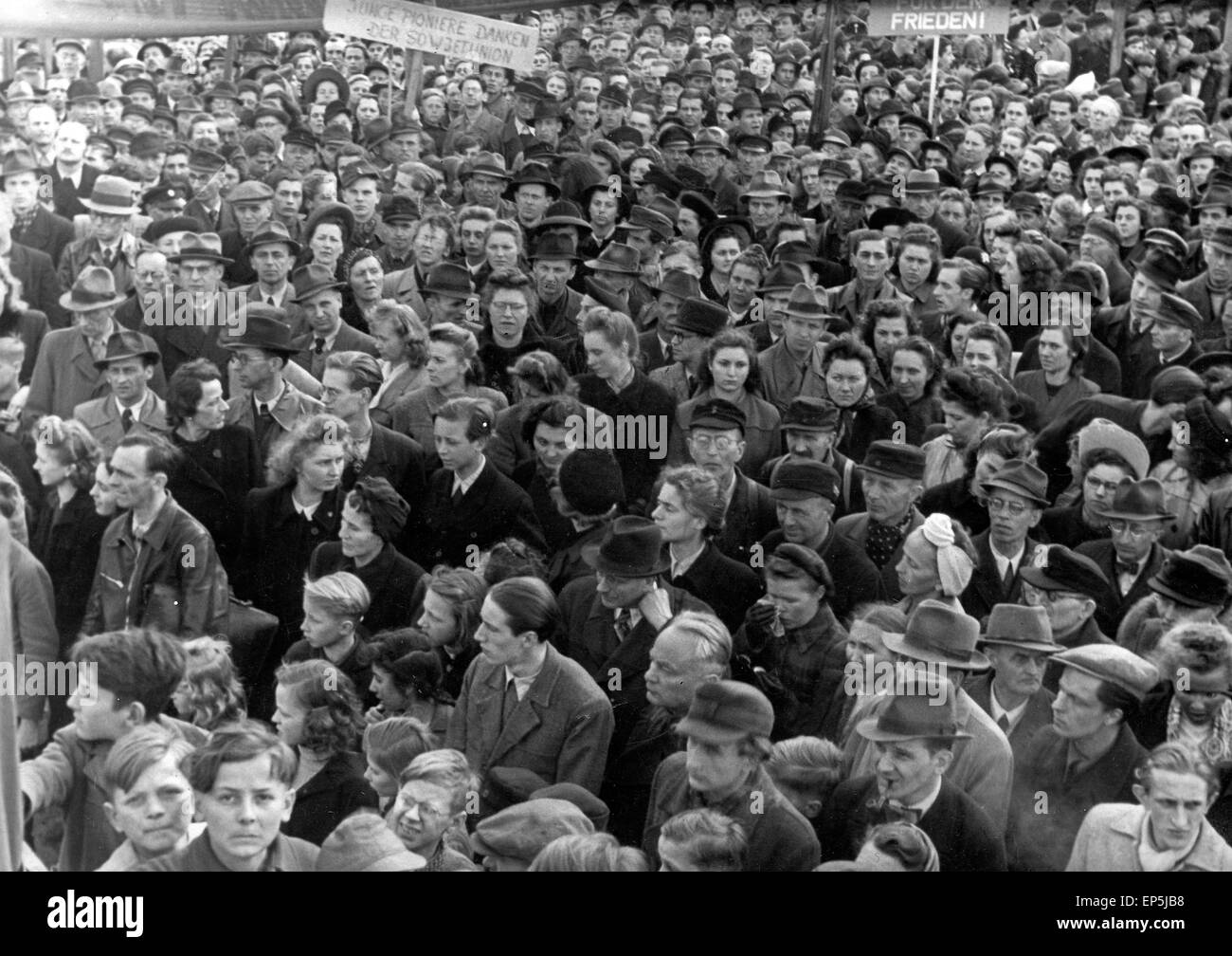 Original-Bildunterschrift: "Kundgebung in Dresden (Kein Zufriedenes on)", DDR 1950er Jahre. Original Titel: "Rally bei D Stockfoto