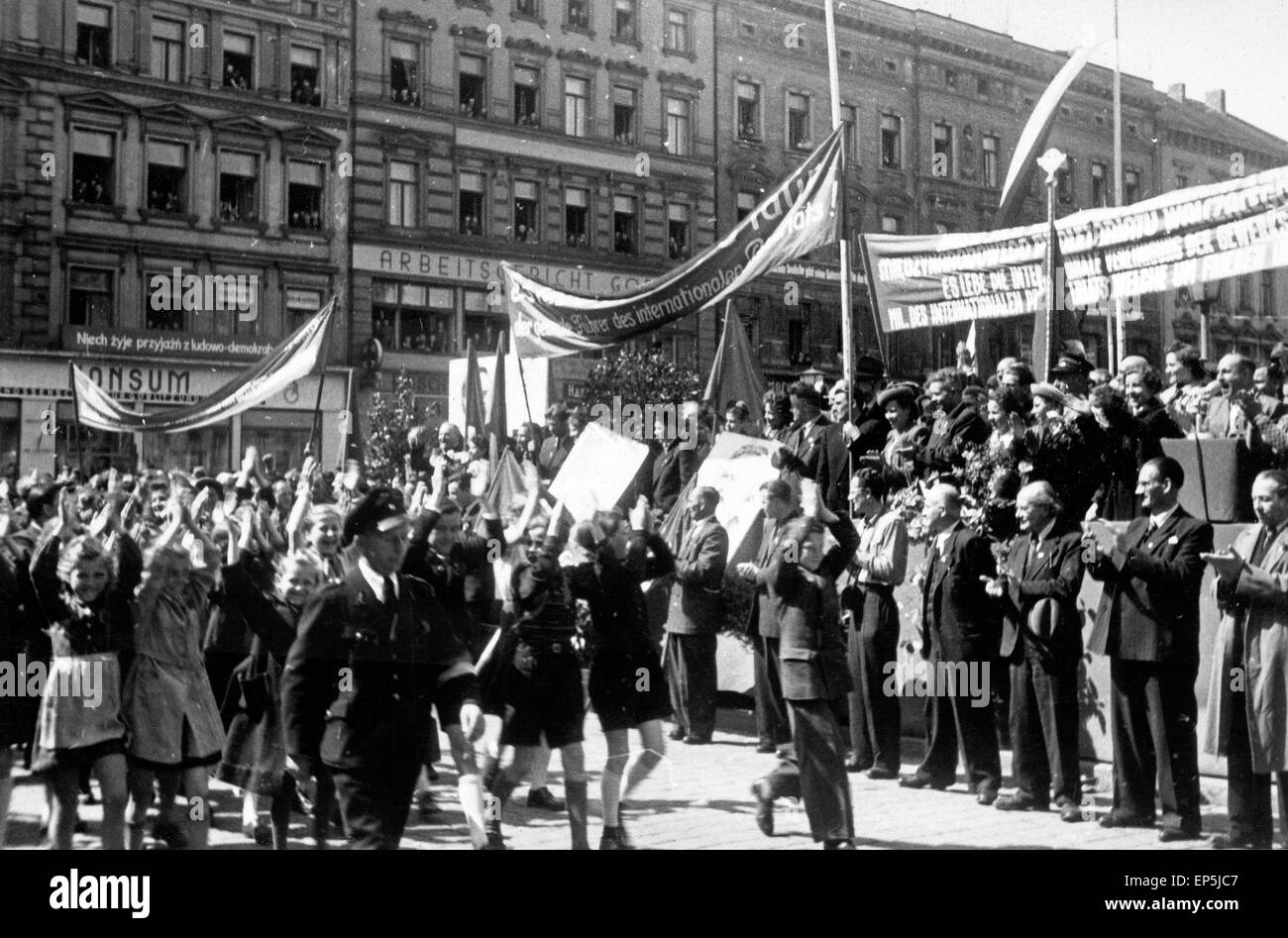 Maikundgebung Mit Parade in Görlitz, DDR 1950er Jahre. 1. Mai-Rallye mit Parade in Görlitz, DDR 1950er Jahre. Stockfoto