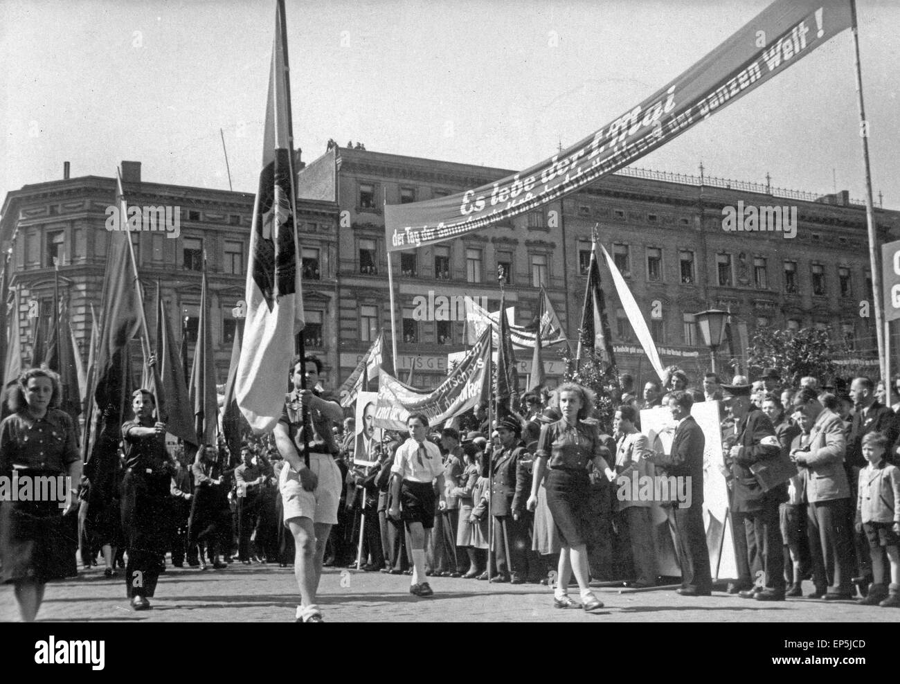 Maikundgebung Mit Parade in Görlitz, DDR 1950er Jahre. 1. MaiRallye