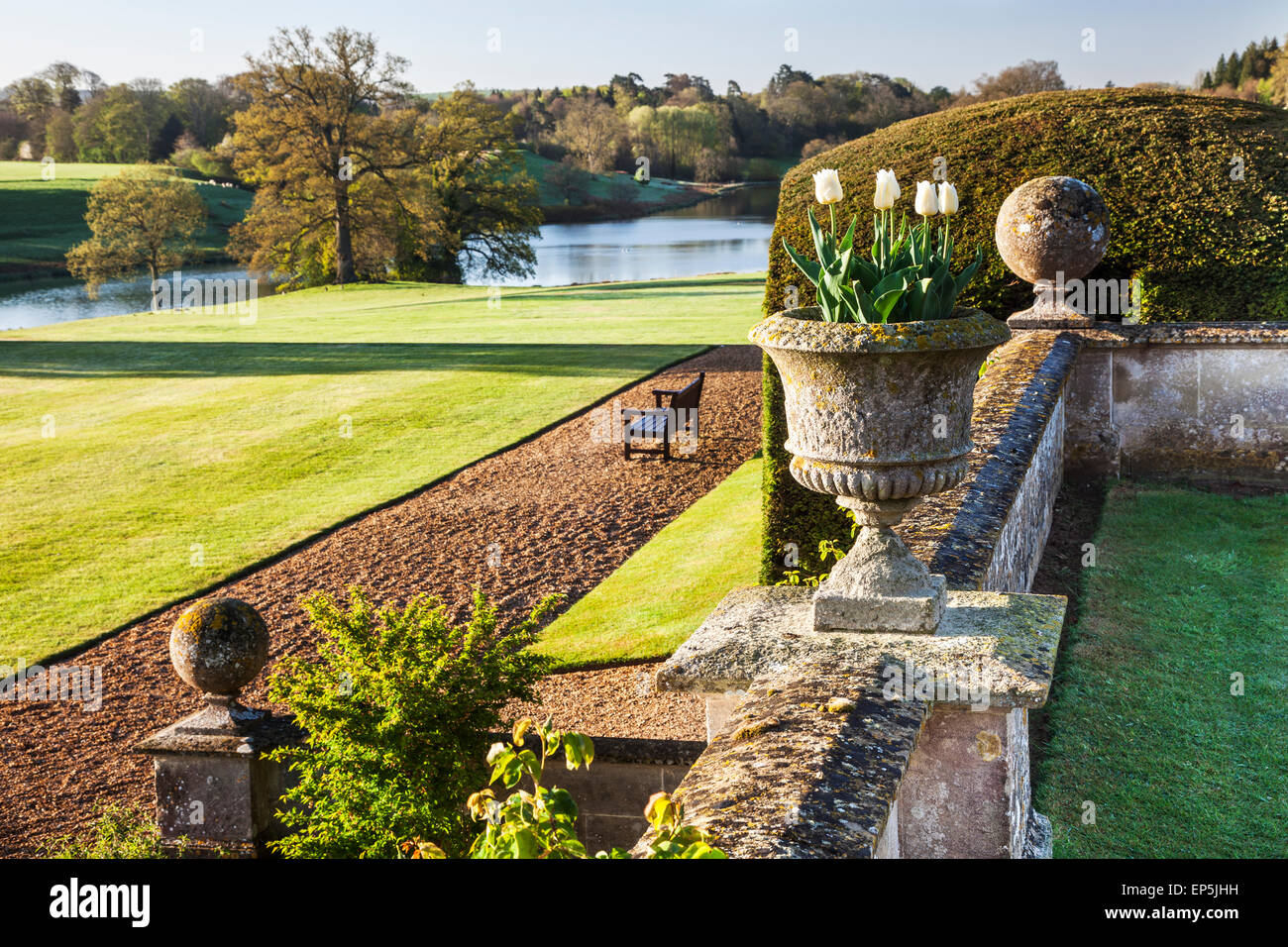 Blick von der Terrasse des Bowood House in Wiltshire. Stockfoto