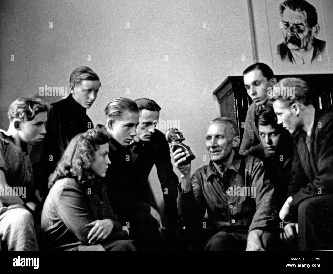 Junge FDJ-Mitglieder Bei der Theoretischen Ausbildung, DDR 1950er Jahre. Junge FDJ-Mitglieder immer theoretischer Unterricht, DDR 1950 Stockfoto