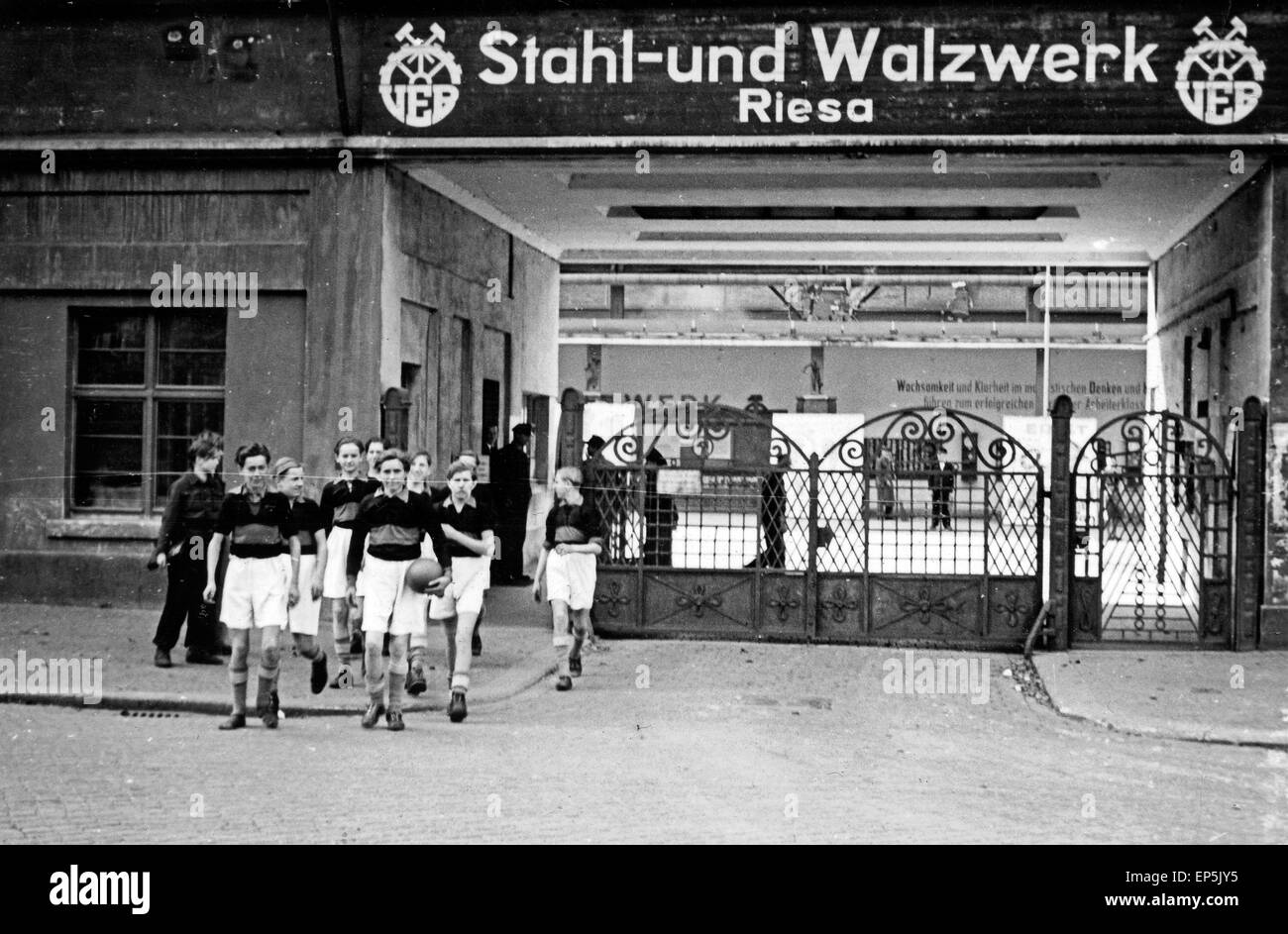 Betriebsfussballmannschaft des VEB Stahl - Und Walzwerk Riesa DDR 1950er Jahre. Unternehmen-Fußball-Nationalmannschaft der VEB Stahl - Und Walzwerk Stockfoto