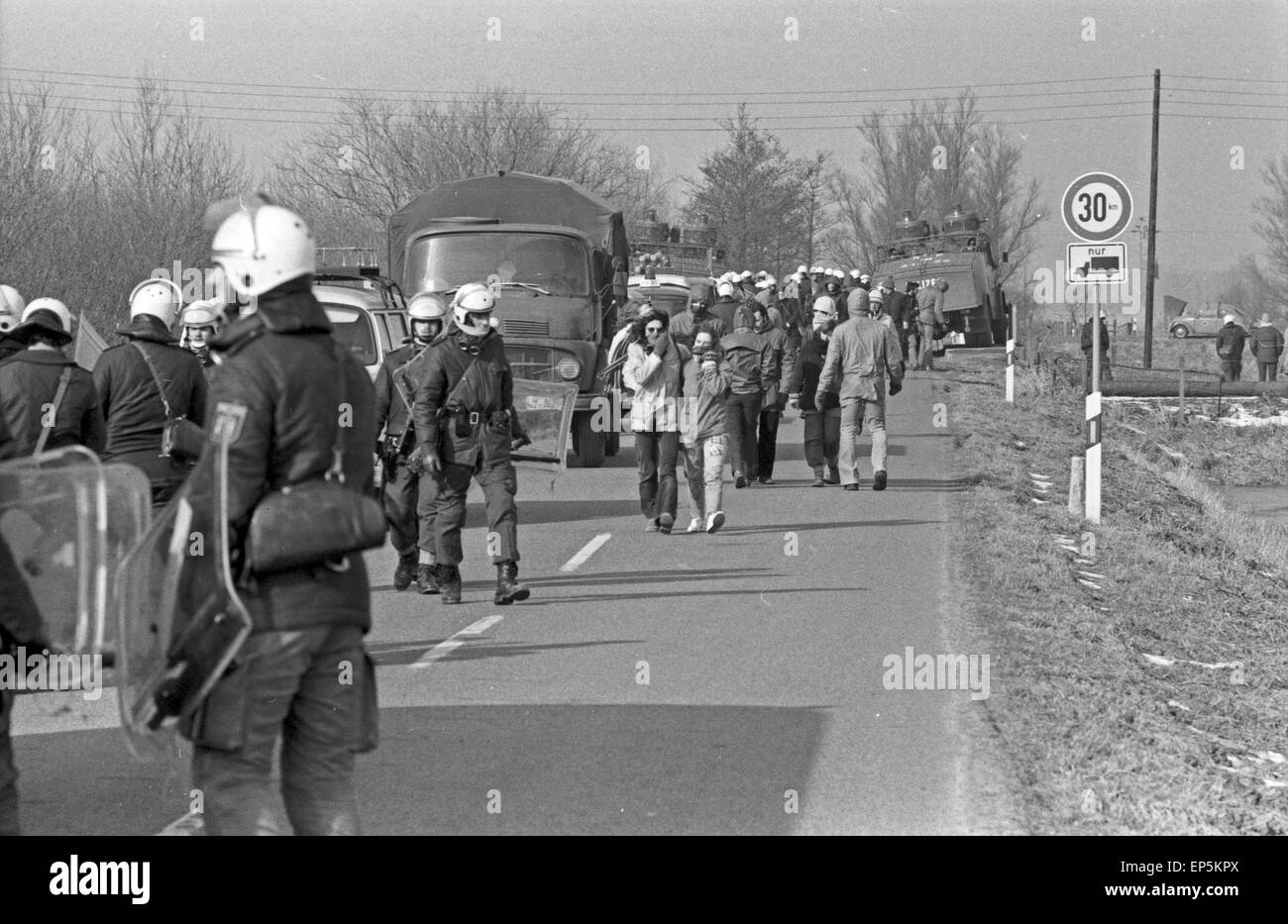 Demonstranten Begegnen der Polizei Beim Protest Gegen Den Bau des Kernkraftwerks in Brokdorf, 1980er Jahre Deutschland. Erste pr Stockfoto