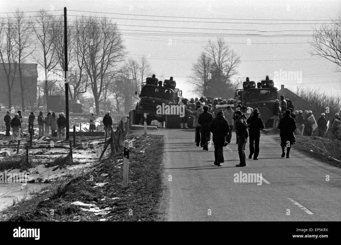 Demonstranten Begegnen der Polizei Beim Protest Gegen Den Bau des Kernkraftwerks in Brokdorf, 1980er Jahre Deutschland. Erste pr Stockfoto