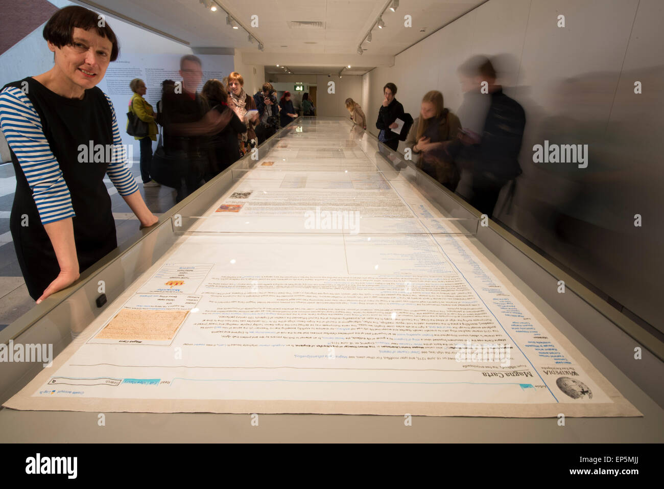 British Library, London, UK. 14. Mai 2015. Magna Carta (eine Stickerei) gestartet wird, eine große neue Kunstwerke gefeierten britischen Künstlerin Cornelia Parker (links), feiert das 800. Jubiläum der Magna Carta. Fast 13 Meter lange repliziert das Kunstwerk im Stich die gesamte Wikipedia-Artikel über Magna Carta wie es anlässlich des 799th am 15. Juni 2014 erschien. Bildnachweis: Malcolm Park Leitartikel/Alamy Live-Nachrichten Stockfoto