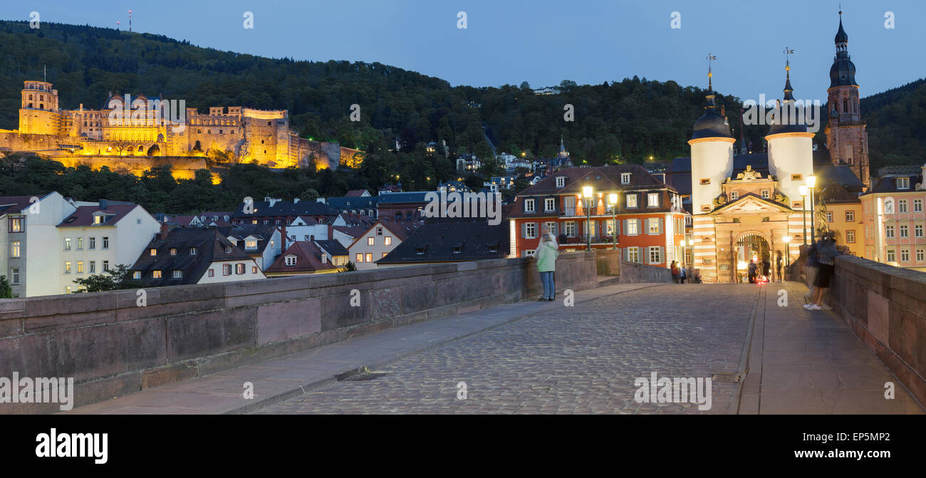 auf die Alte Brücke mit dem Schloss hinter, Heidelberg, Baden-Württemberg, Deutschland Stockfoto