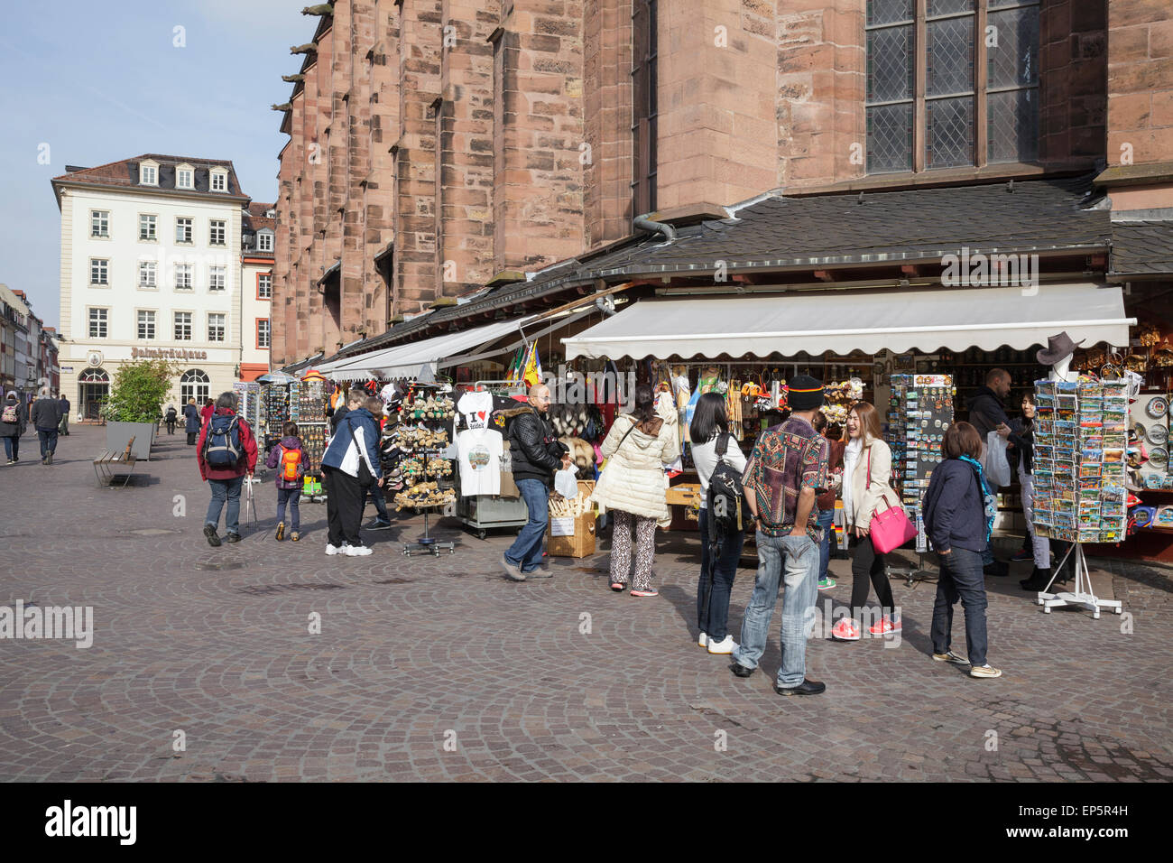 Touristen, die Einkaufsmöglichkeiten für Souvenirs auf dem Marktplatz, Heidelberg, Baden-Württemberg, Deutschland Stockfoto