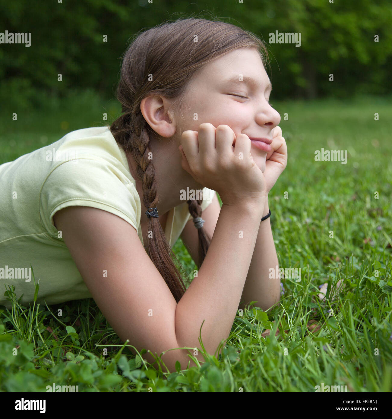 Mädchen Genießt Ihre Freizeit in der Natur Stockfoto