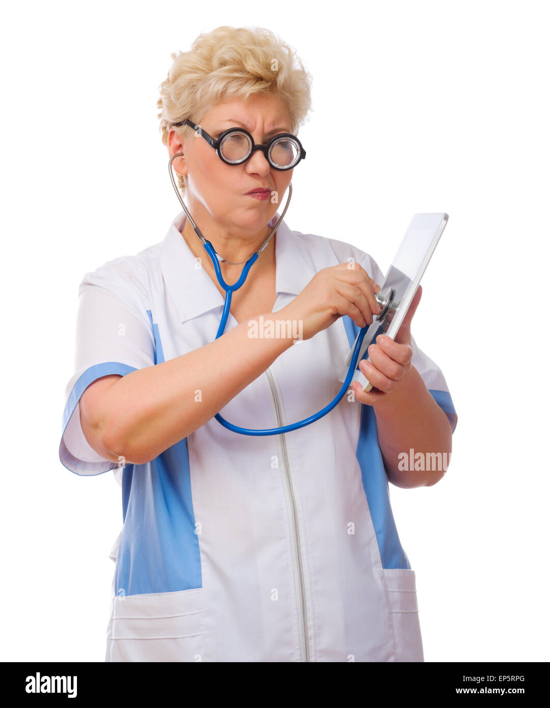 Lustige Reife Arzt hören Tablet-PC von Stethoskop isoliert Stockfoto