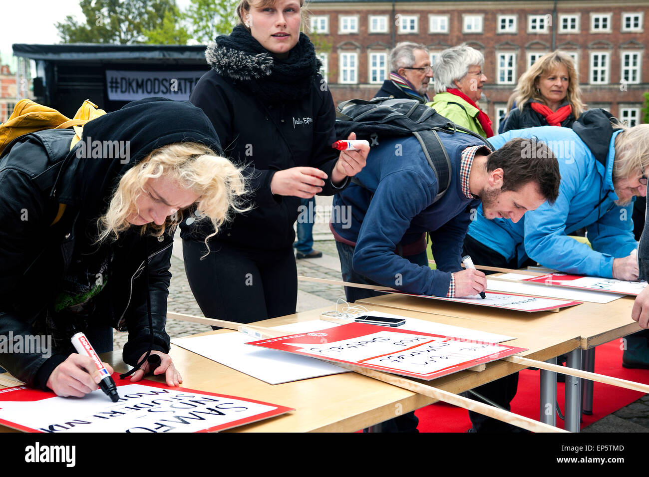 Kopenhagen, Dänemark, 13. Mai 2015: Demonstranten in ActionAid Dänemarks Kundgebung gegen Steuerhinterziehung in den 3. Weltländern machen ihre individuellen Schilder erklären, wer sie sind. Diese Demonstration ist Teil einer 5-Jahres-Kampagne in 20 Ländern wo ActionAid Credit operiert: OJPHOTOS/Alamy Live News Stockfoto