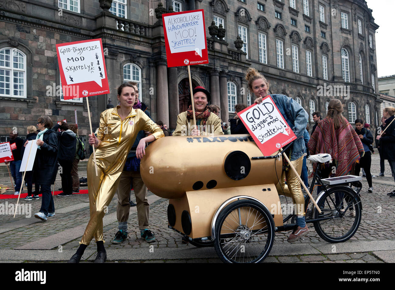 Kopenhagen, Dänemark, 13. Mai 2015: Sind auch Goldgräber gegen Steuerhinterziehung in der 3. Weltländern. "Wir haben Leben so schlecht für Millionen von Menschen, so dass wir wirklich brauchen, um – Wohlfühlen von gegen,", sagt Ellen (L). Der Text Steuer macht bezieht sich auf ActionAid Kampagne in 22 Ländern Credit: OJPHOTOS/Alamy Live News Stockfoto