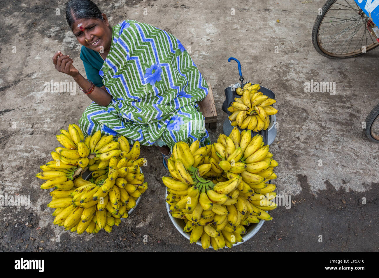 Indische Frau verkaufen Bananen auf einem Markt in Tiruvannamalai, Tamil Nadu, Indien Stockfoto