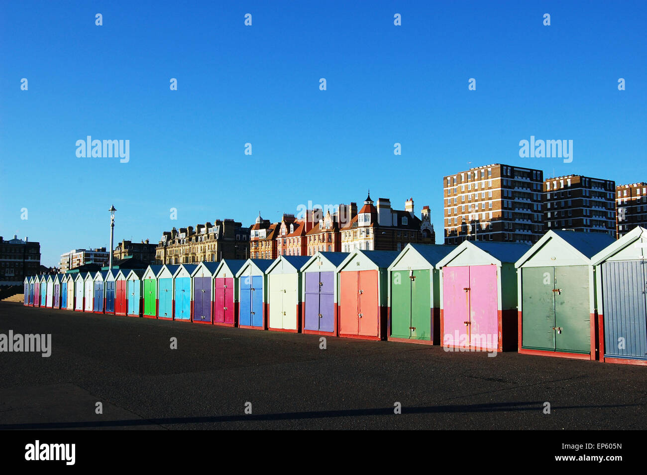 Farbenfrohe Strandhütten in einer Reihe auf Hove direkt am Meer in der Nähe von Brighton East Sussex UK Stockfoto