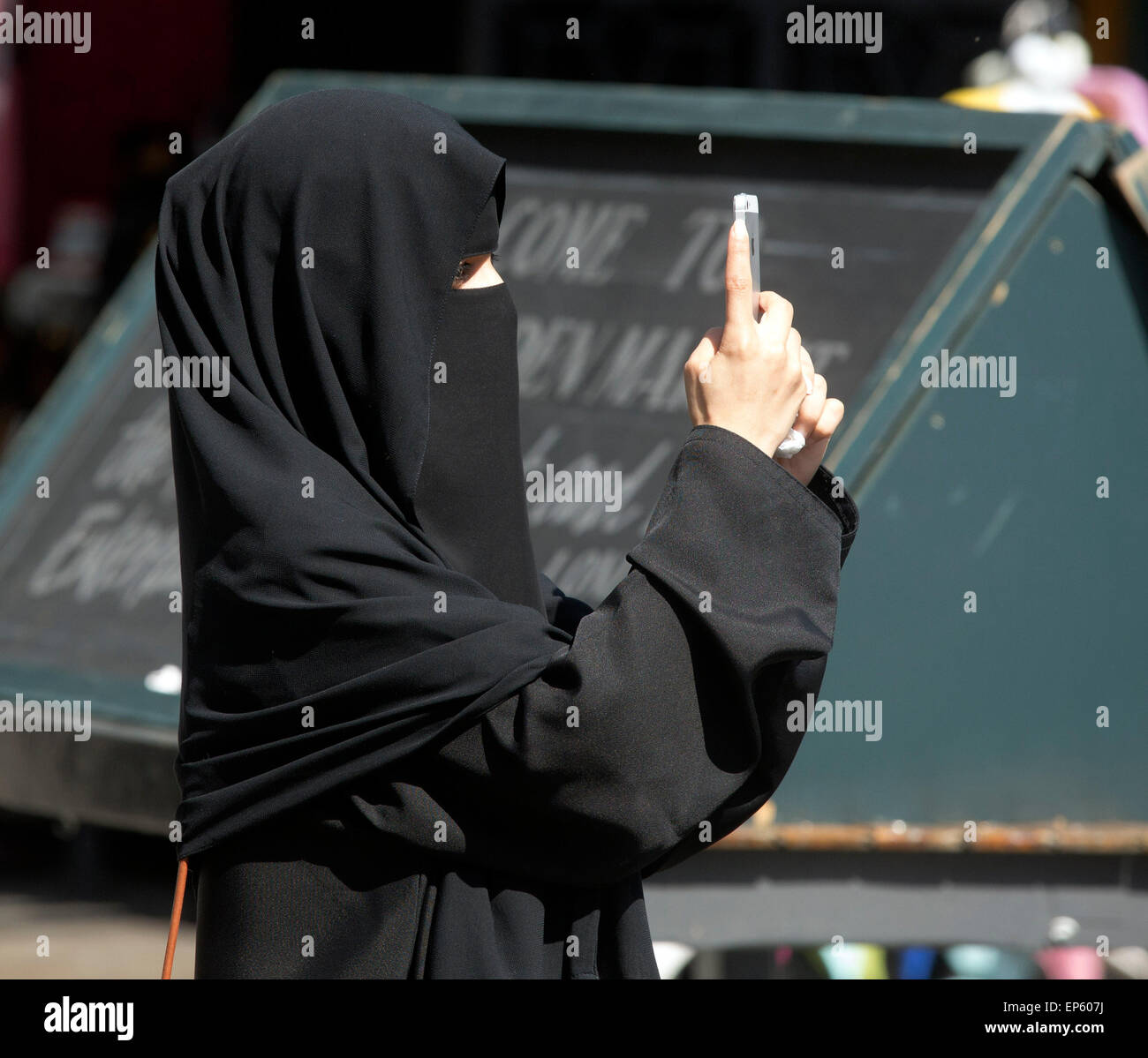 Frau Burka Gesicht bedeckt Iphone mobile Foto Stockfoto