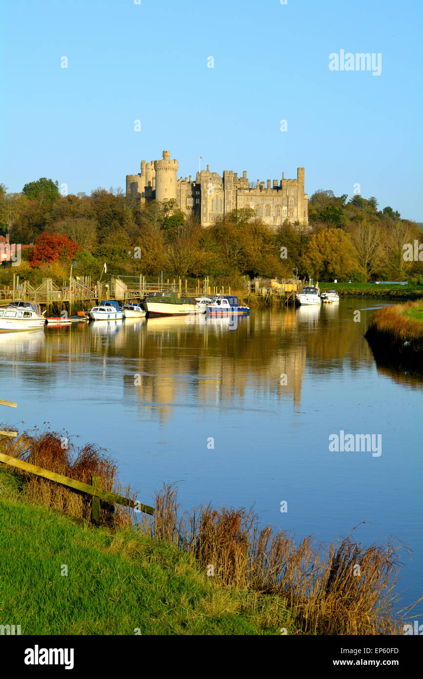 Ein Blick auf Arundel Castle und Boote spiegelt sich in den Fluss Arun an einem ruhigen Herbstmorgen Stockfoto
