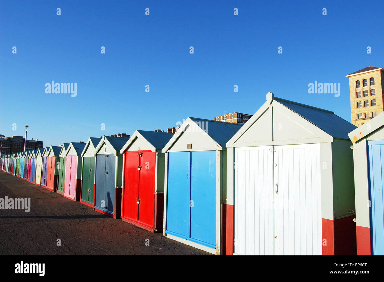 Farbenfrohe Strandhütten in einer Reihe auf Hove direkt am Meer in der Nähe von Brighton East Sussex UK Stockfoto