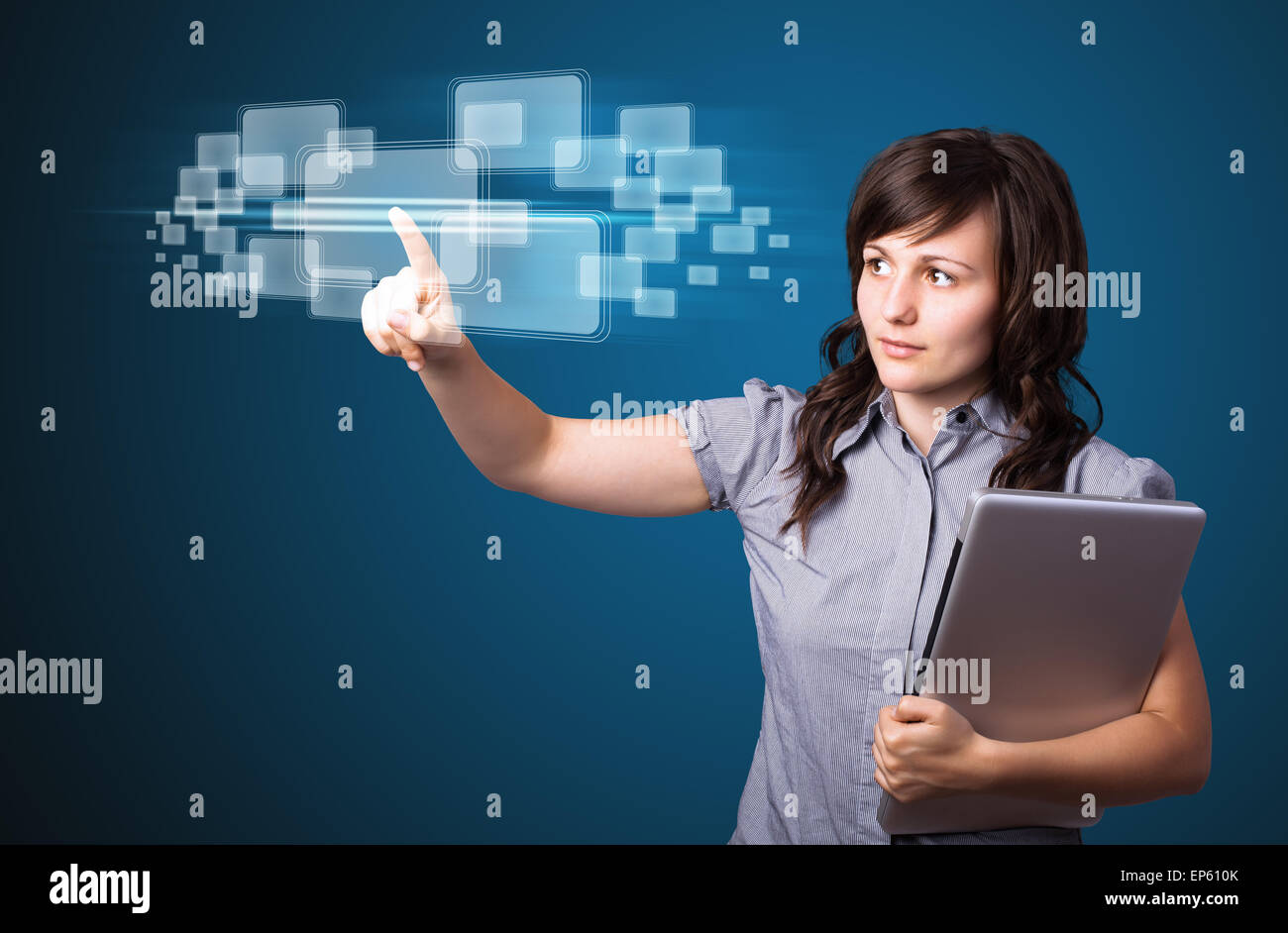Geschäftsfrau, die High-Tech-Typ des modernen Tasten drücken Stockfoto