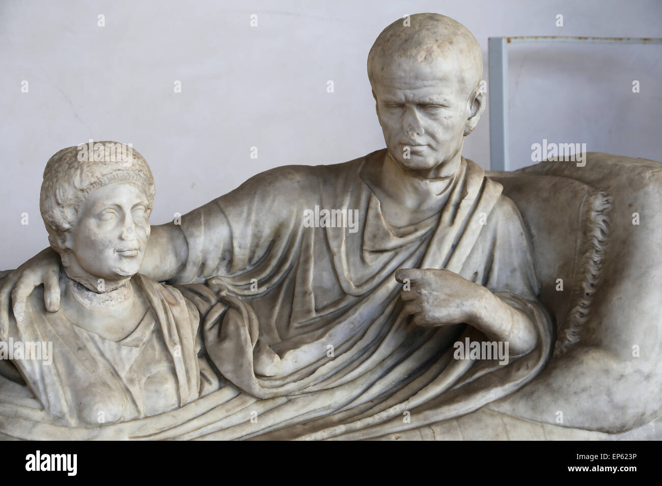 Kline Grabmal, auf denen der verstorbene liegt, eine Toga tragen und halten eine Büste von einer toten Frau. Marmor. 1. Jahrhundert Stockfoto