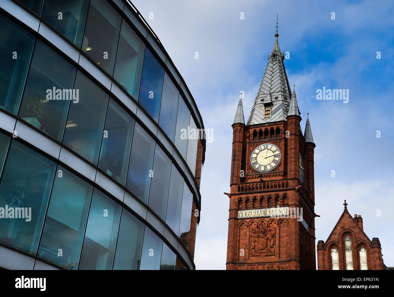 Clocktower von The Victoria Galerie & Museum Liverpool und der modernen Student Administration Centre der University of Liverpool Stockfoto