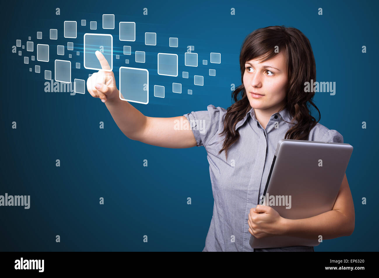 Geschäftsfrau, die High-Tech-Typ des modernen Tasten drücken Stockfoto