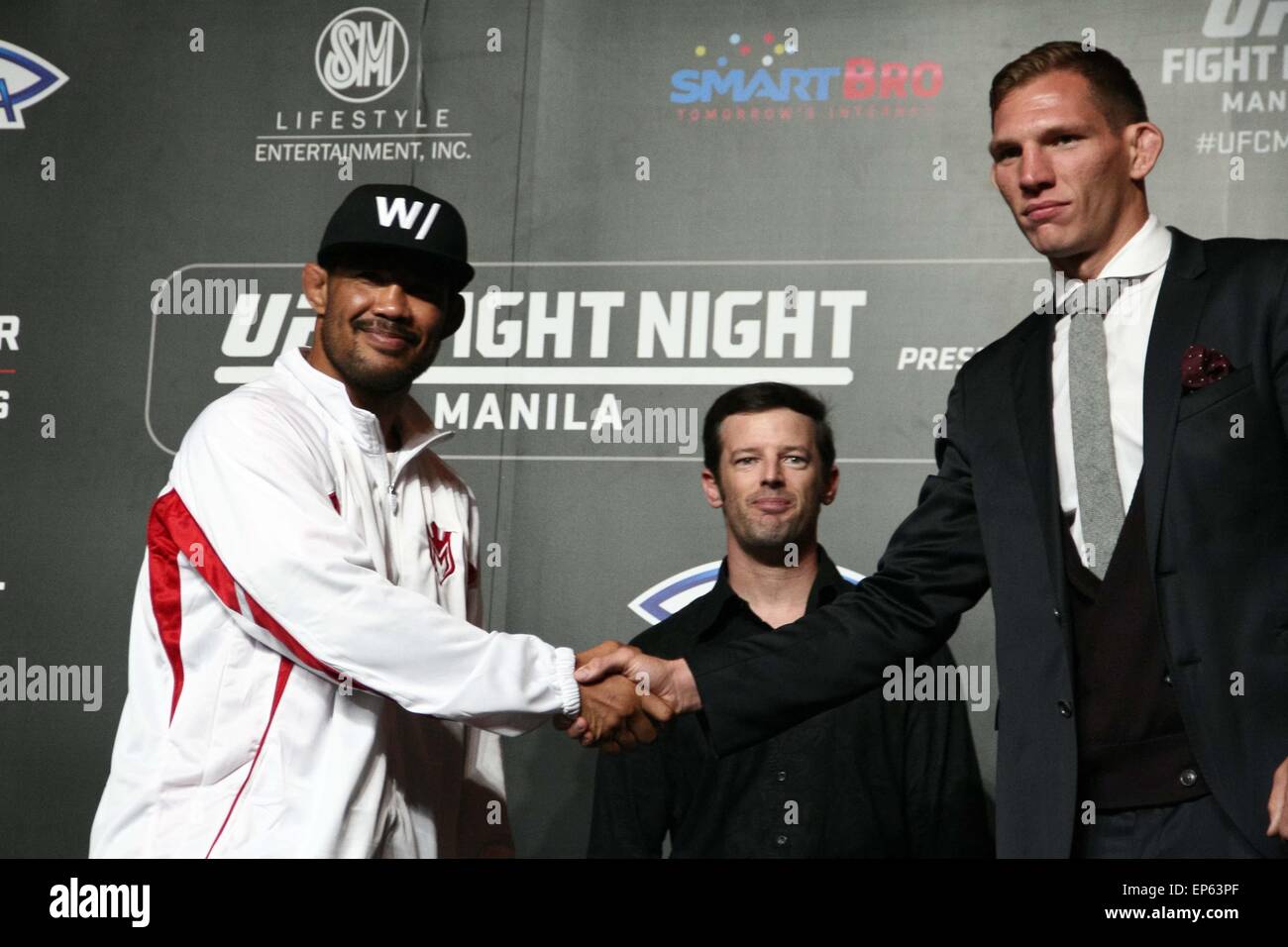 Pasay City, Philippinen. 14. Mai 2015. Mark Munoz (L) Gesicht shake Hands mit Luke Barnett (R) am Solaire Resorts und Casinos in Pasay City. UFC-Kämpfer sprach mit den Medien zwei Tage vor ihrem geplanten Kampf in der Mall von Asien Arena am 16. Mai. Bildnachweis: Pazifische Presse/Alamy Live-Nachrichten Stockfoto