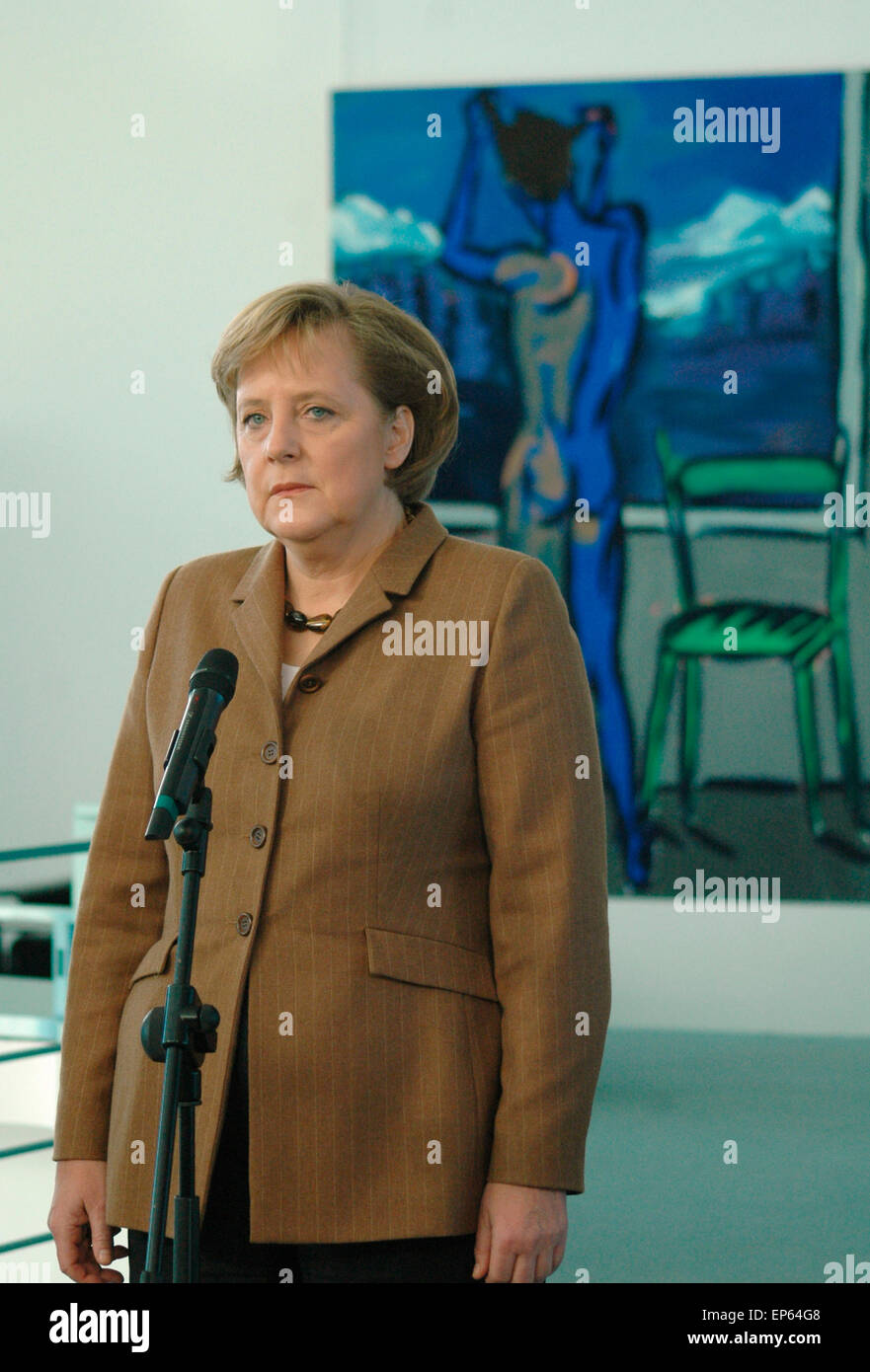 Bundeskanzlerin Angela Merkel Im Hintergrund Ein Gemaelde Von Rainer bundeskanzlerin-angela-merkel-im-hintergrund-ein-gemaelde-von-rainer